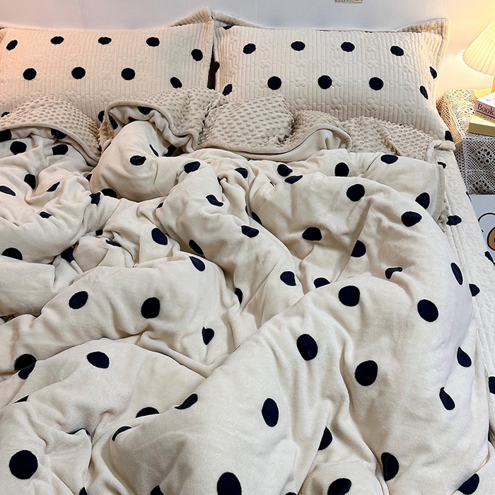 91家纺网 家纺一手货源 找家纺 慕晨 2024新款高克重A类牛奶绒印花豆豆绒夹棉单床盖三件被套四件套 奶茶波点