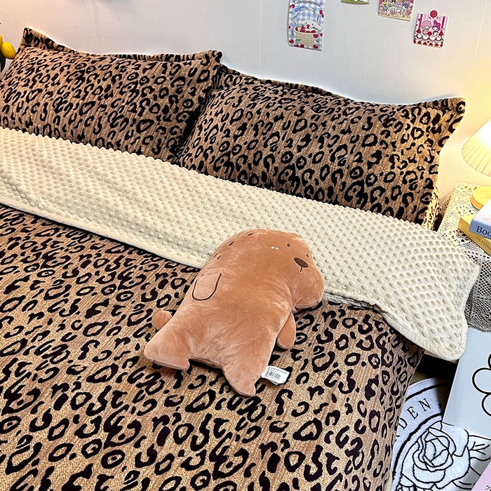 91家纺网 家纺一手货源 找家纺 慕晨 2024新款高克重A类牛奶绒印花豆豆绒夹棉单床盖三件被套四件套 小豹纹