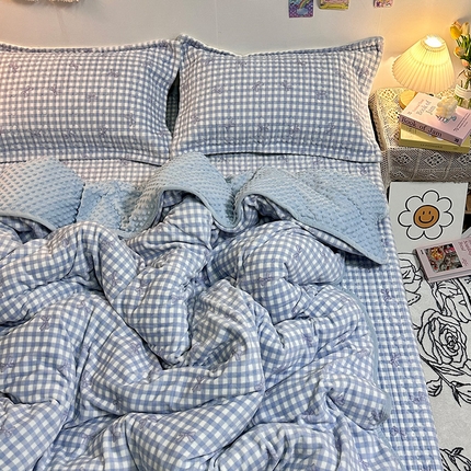 91家纺网 家纺一手货源 找家纺 慕晨 2024新款高克重A类牛奶绒印花豆豆绒夹棉单床盖三件被套四件套 蓝色蝴蝶结