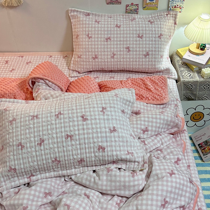 91家纺网 家纺一手货源 找家纺 慕晨 2024新款高克重A类牛奶绒印花豆豆绒夹棉单床盖三件被套四件套 粉色蝴蝶结