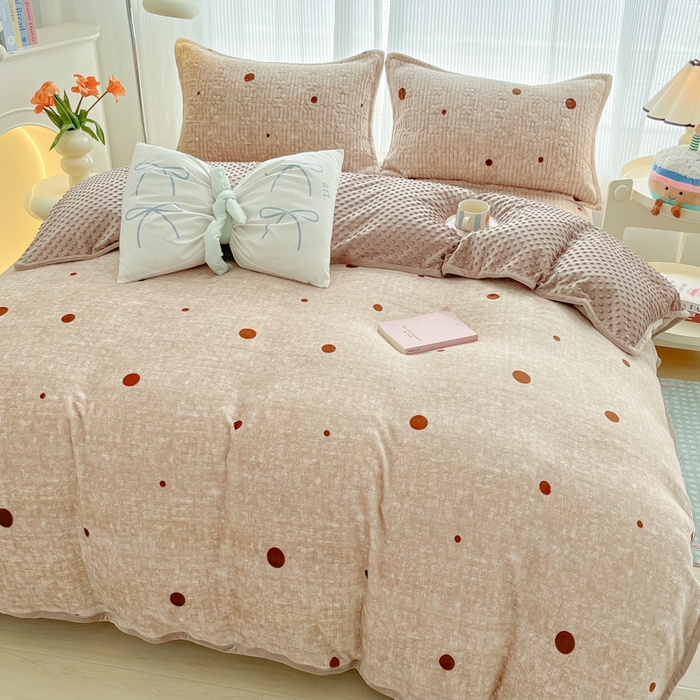 91家纺网 家纺一手货源 找家纺 慕晨 2024新款高克重A类牛奶绒印花豆豆绒夹棉单床盖三件被套四件套 咖色波点