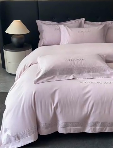 91家纺网 家纺一手货源 找家纺 安妮家居 2024新款A类云锦长绒棉全棉磨毛四件套含礼盒包装 云锦-紫色