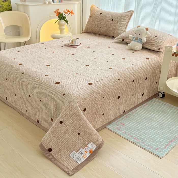 91家纺网 家纺一手货源 找家纺 慕晨 2024新款高克重A类牛奶绒印花豆豆绒夹棉单床盖三件被套四件套 咖色波点