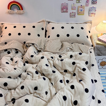 91家纺网 家纺一手货源 找家纺 慕晨 2024新款高克重A类牛奶绒印花豆豆绒夹棉单床盖三件被套四件套 奶茶波点