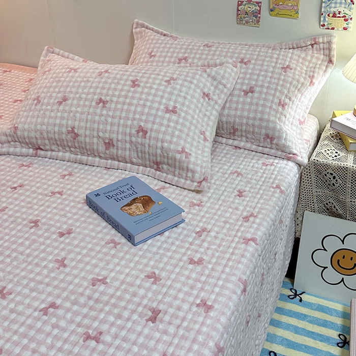 91家纺网 家纺一手货源 找家纺 慕晨 2024新款高克重A类牛奶绒印花豆豆绒夹棉单床盖三件被套四件套 粉色蝴蝶结