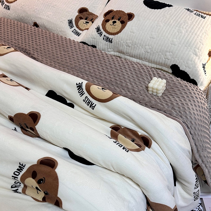 91家纺网 家纺一手货源 找家纺 慕晨 2024新款高克重A类牛奶绒印花豆豆绒夹棉单床盖三件被套四件套 大脸熊