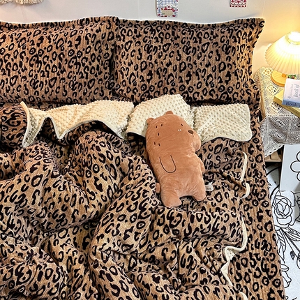 慕晨 2024新款高克重A类牛奶绒印花豆豆绒夹棉单床盖三件被套四件套 小豹纹