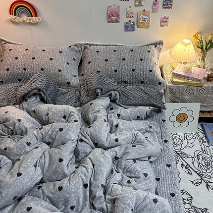慕晨 2024新款高克重A类牛奶绒印花豆豆绒夹棉单床盖三件被套四件套 灰色爱心
