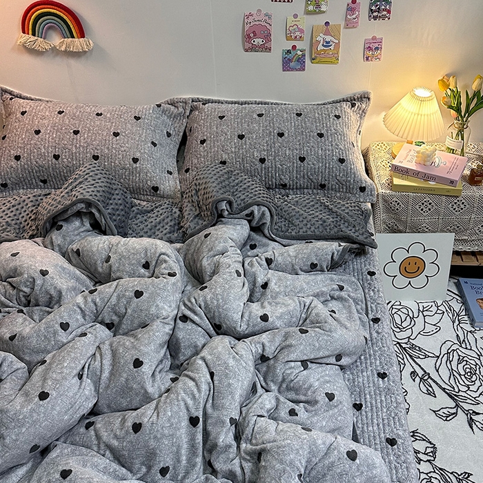 91家纺网 家纺一手货源 找家纺 慕晨 2024新款高克重A类牛奶绒印花豆豆绒夹棉单床盖三件被套四件套 灰色爱心