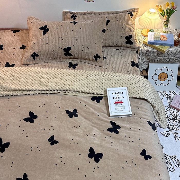 91家纺网 家纺一手货源 找家纺 慕晨 2024新款高克重A类牛奶绒印花豆豆绒夹棉单床盖三件被套四件套 咖色蝴蝶