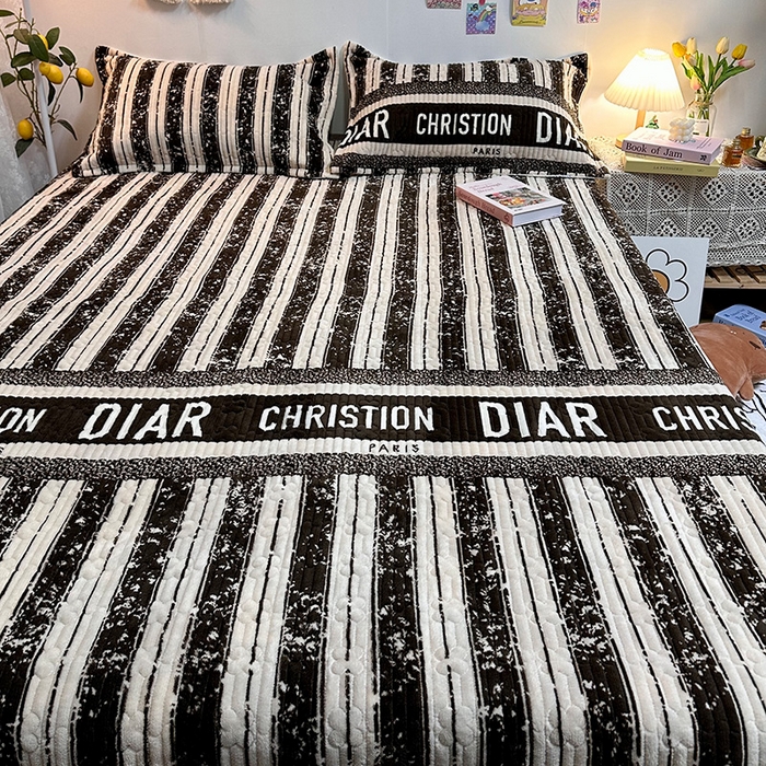 91家纺网 家纺一手货源 找家纺 慕晨 2024新款高克重A类牛奶绒印花豆豆绒夹棉单床盖三件被套四件套 竖条字母