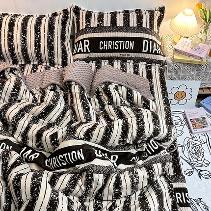 91家纺网 家纺一手货源 找家纺 慕晨 2024新款高克重A类牛奶绒印花豆豆绒夹棉单床盖三件被套四件套 竖条字母