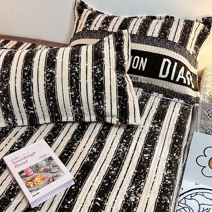 91家纺网 家纺一手货源 找家纺 慕晨 2024新款高克重A类牛奶绒印花豆豆绒夹棉单床盖三件被套四件套 竖条字母