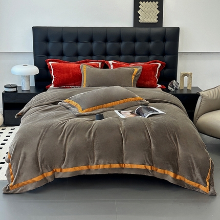 91家纺网 家纺一手货源 找家纺 JUICY 橘滋家纺 2024新款顶奢280克全消光牛奶绒四件套--柏林邂逅 柏林邂逅-泰迪棕