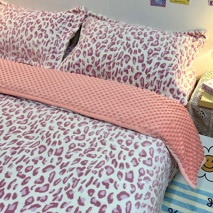 91家纺网 家纺一手货源 找家纺 慕晨 2024新款高克重A类牛奶绒印花豆豆绒夹棉单床盖三件被套四件套 粉豹纹