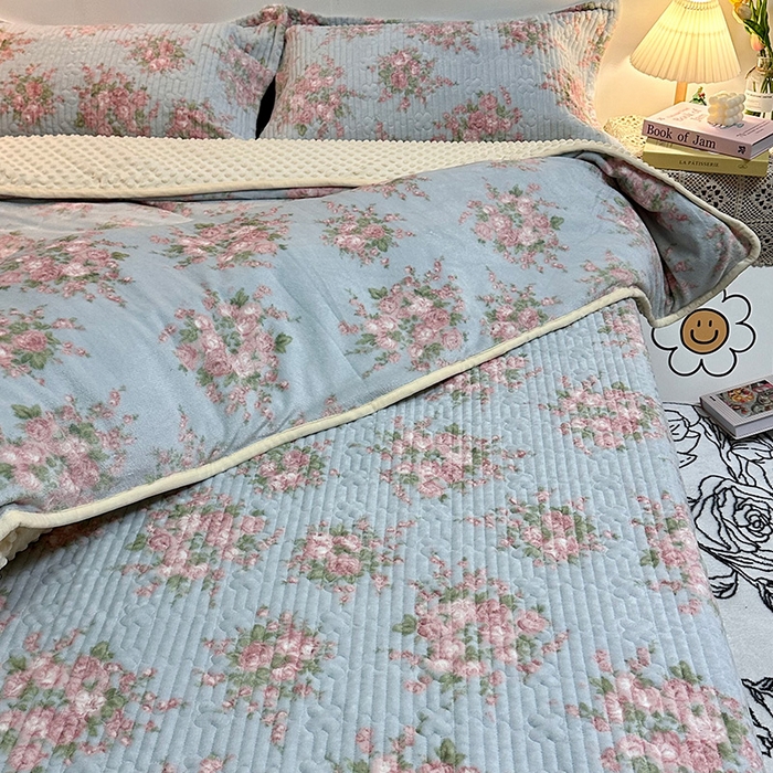 91家纺网 家纺一手货源 找家纺 慕晨 2024新款高克重A类牛奶绒印花豆豆绒夹棉单床盖三件被套四件套 浮生若梦