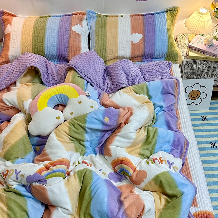 91家纺网 家纺一手货源 找家纺 慕晨 2024新款高克重A类牛奶绒印花豆豆绒夹棉单床盖三件被套四件套 彩虹世界