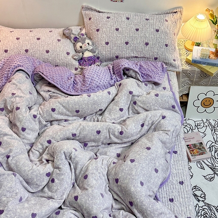 91家纺网 家纺一手货源 找家纺 慕晨 2024新款高克重A类牛奶绒印花豆豆绒夹棉单床盖三件被套四件套 紫色爱心