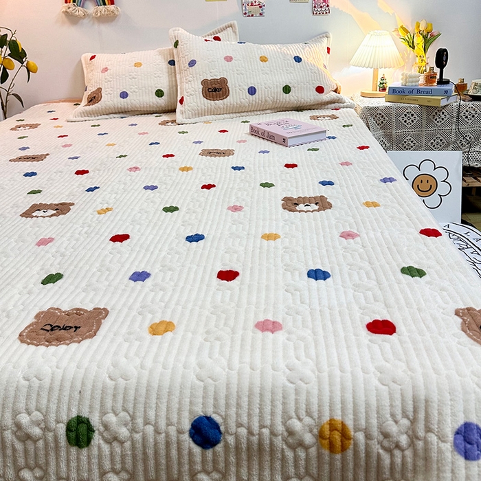 91家纺网 家纺一手货源 找家纺 慕晨 2024新款高克重A类牛奶绒印花豆豆绒夹棉单床盖三件被套四件套 波点熊