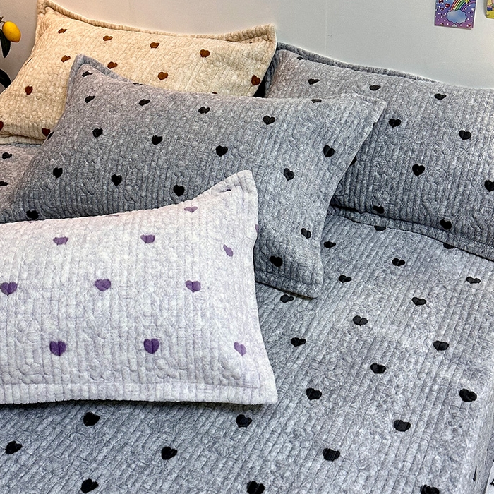 91家纺网 家纺一手货源 找家纺 慕晨 2024新款高克重A类牛奶绒印花豆豆绒夹棉单床盖三件被套四件套 灰色爱心