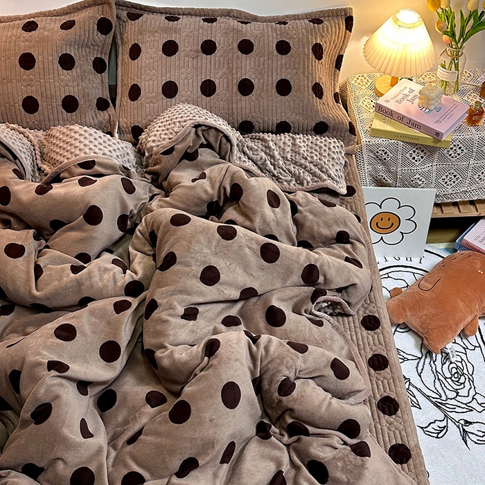 91家纺网 家纺一手货源 找家纺 慕晨 2024新款高克重A类牛奶绒印花豆豆绒夹棉单床盖三件被套四件套 波点奥利奥