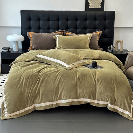 91家纺网 家纺一手货源 找家纺 JUICY 橘滋家纺 2024新款顶奢280克全消光牛奶绒四件套--柏林邂逅 柏林邂逅-褐绿