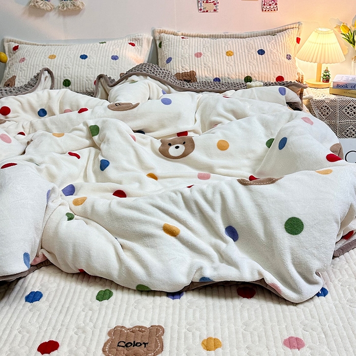 91家纺网 家纺一手货源 找家纺 慕晨 2024新款高克重A类牛奶绒印花豆豆绒夹棉单床盖三件被套四件套 波点熊