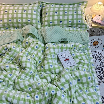 91家纺网 家纺一手货源 找家纺 慕晨 2024新款高克重A类牛奶绒印花豆豆绒夹棉单床盖三件被套四件套 绿格爱心