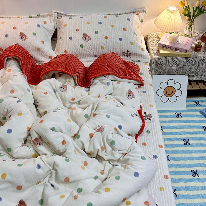 91家纺网 家纺一手货源 找家纺 慕晨 2024新款高克重A类牛奶绒印花豆豆绒夹棉单床盖三件被套四件套 彩色波点狗