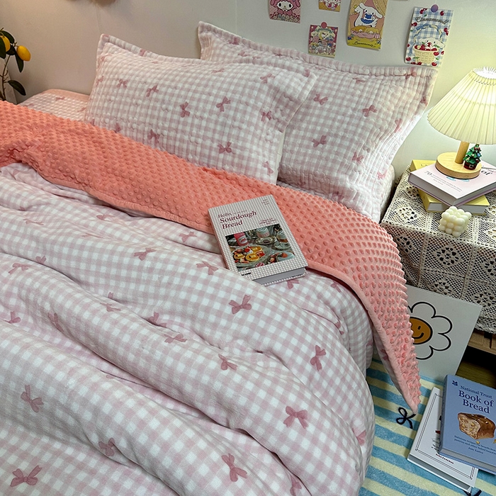 91家纺网 家纺一手货源 找家纺 慕晨 2024新款高克重A类牛奶绒印花豆豆绒夹棉单床盖三件被套四件套 粉色蝴蝶结