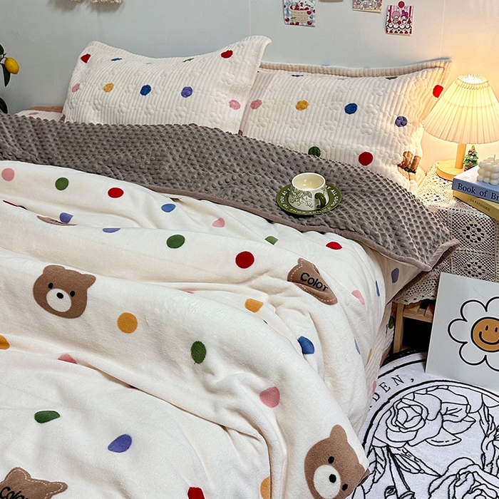 91家纺网 家纺一手货源 找家纺 慕晨 2024新款高克重A类牛奶绒印花豆豆绒夹棉单床盖三件被套四件套 波点熊