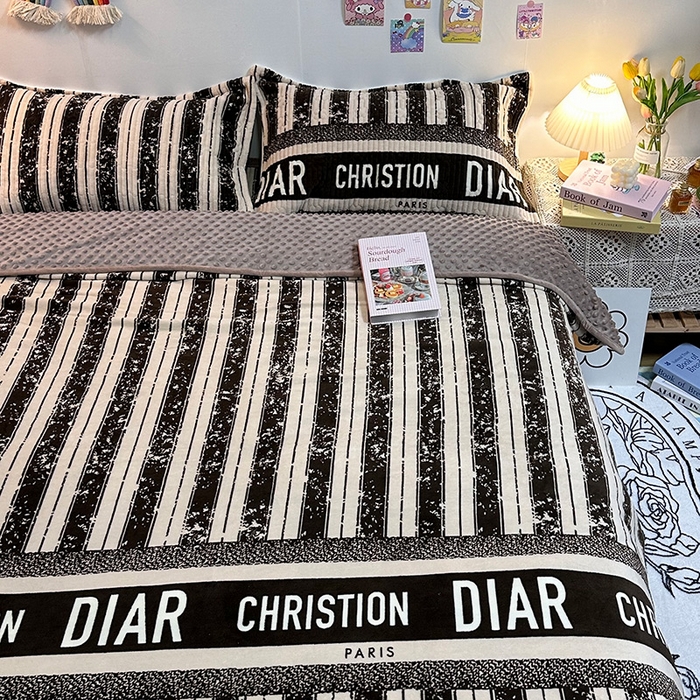 91家纺网 家纺一手货源 找家纺 慕晨 2024新款高克重A类牛奶绒印花豆豆绒夹棉单床盖三件被套四件套 竖条字母