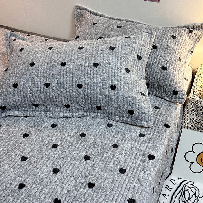 91家纺网 家纺一手货源 找家纺 慕晨 2024新款高克重A类牛奶绒印花豆豆绒夹棉单床盖三件被套四件套 灰色爱心