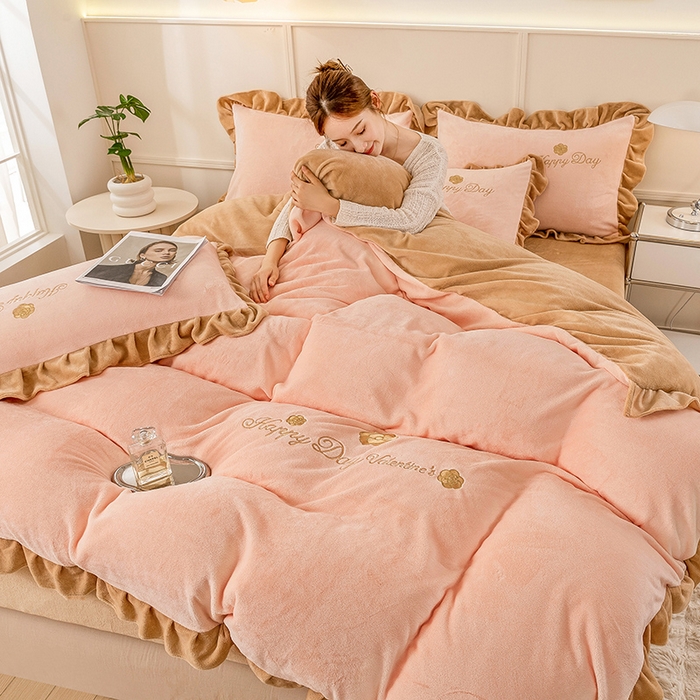 91家纺网 家纺一手货源 找家纺 梦喜妮 2024新款高克重韩版纯色绣花刺绣牛奶绒四件套 山茶少女粉+卡其