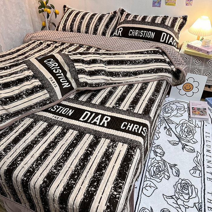 91家纺网 家纺一手货源 找家纺 慕晨 2024新款高克重A类牛奶绒印花豆豆绒夹棉单床盖三件被套四件套 竖条字母