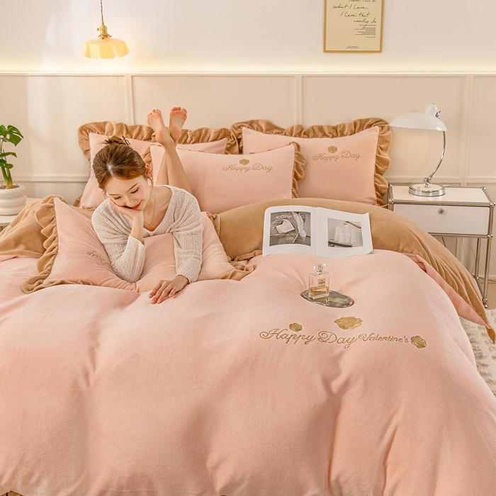 91家纺网 家纺一手货源 找家纺 梦喜妮 2024新款高克重韩版纯色绣花刺绣牛奶绒四件套 山茶少女粉+卡其