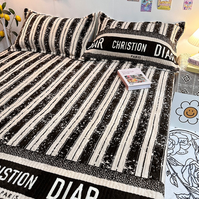 91家纺网 家纺一手货源 找家纺 慕晨 2024新款高克重A类牛奶绒印花豆豆绒夹棉单床盖三件被套四件套 竖条字母