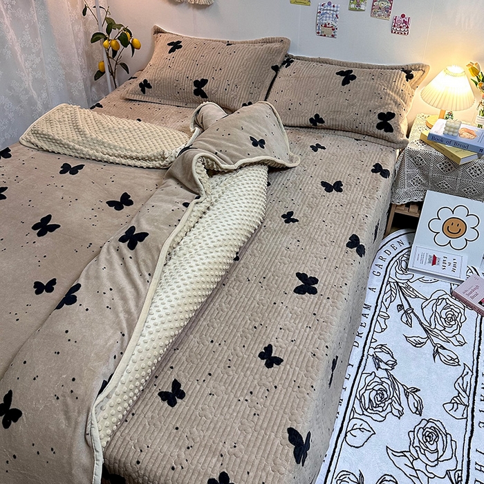 91家纺网 家纺一手货源 找家纺 慕晨 2024新款高克重A类牛奶绒印花豆豆绒夹棉单床盖三件被套四件套 咖色蝴蝶