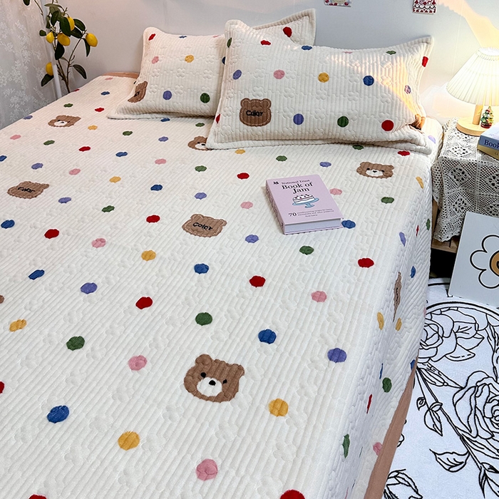 91家纺网 家纺一手货源 找家纺 慕晨 2024新款高克重A类牛奶绒印花豆豆绒夹棉单床盖三件被套四件套 波点熊