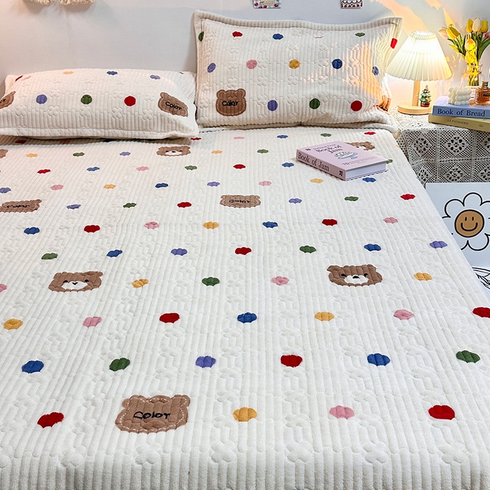 91家纺网 家纺一手货源 找家纺 慕晨 2024新款高克重A类牛奶绒印花豆豆绒夹棉单床盖三件被套四件套 波点熊