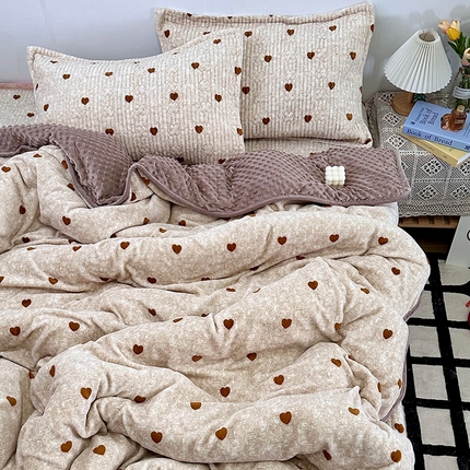 慕晨 2024新款高克重A类牛奶绒印花豆豆绒夹棉单床盖三件被套四件套 咖色爱心
