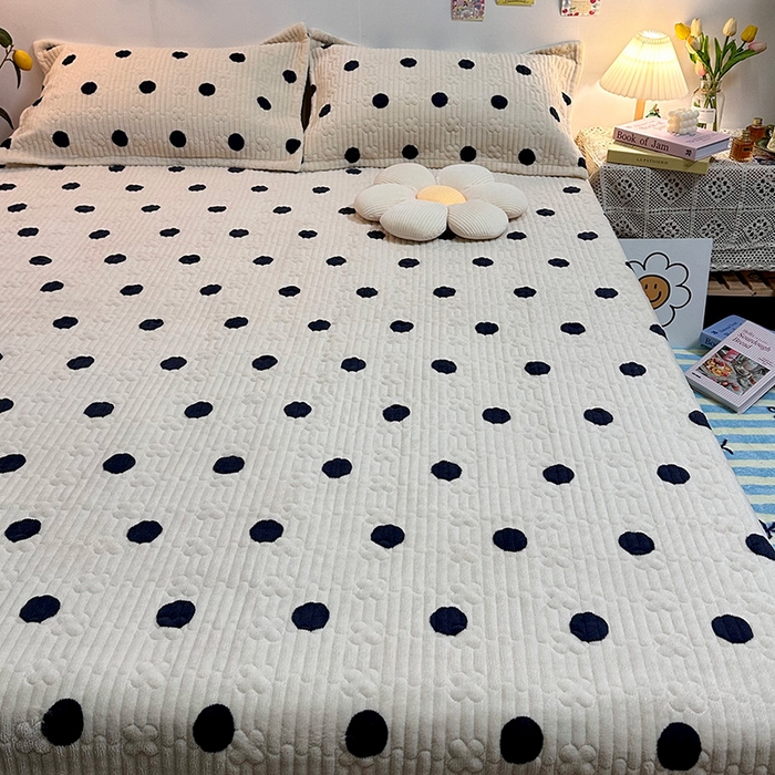 91家纺网 家纺一手货源 找家纺 慕晨 2024新款高克重A类牛奶绒印花豆豆绒夹棉单床盖三件被套四件套 奶茶波点