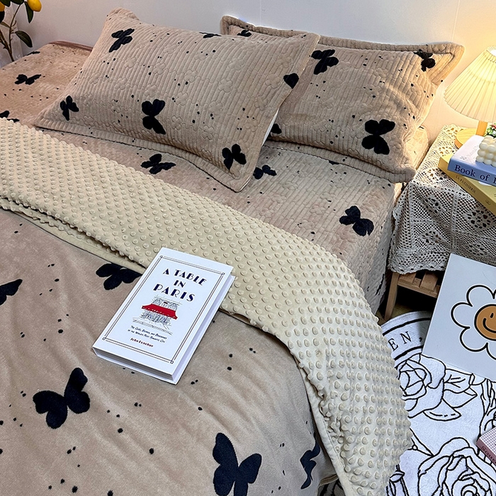 91家纺网 家纺一手货源 找家纺 慕晨 2024新款高克重A类牛奶绒印花豆豆绒夹棉单床盖三件被套四件套 咖色蝴蝶