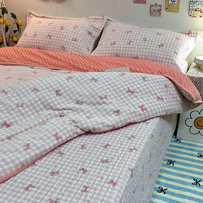 91家纺网 家纺一手货源 找家纺 慕晨 2024新款高克重A类牛奶绒印花豆豆绒夹棉单床盖三件被套四件套 粉色蝴蝶结