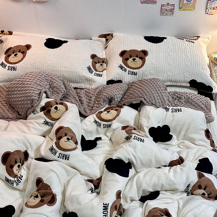 91家纺网 家纺一手货源 找家纺 慕晨 2024新款高克重A类牛奶绒印花豆豆绒夹棉单床盖三件被套四件套 大脸熊