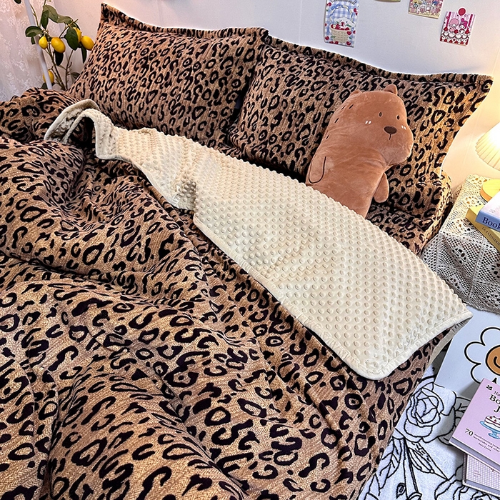 91家纺网 家纺一手货源 找家纺 慕晨 2024新款高克重A类牛奶绒印花豆豆绒夹棉单床盖三件被套四件套 小豹纹