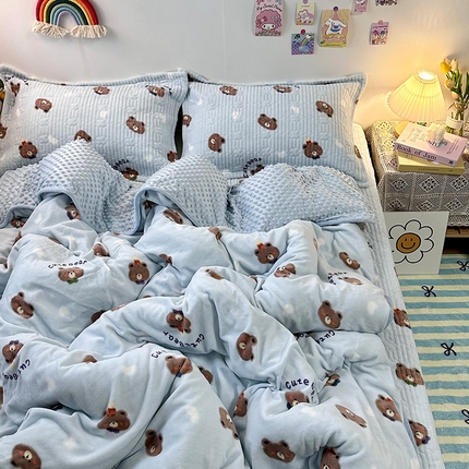 91家纺网 家纺一手货源 找家纺 慕晨 2024新款高克重A类牛奶绒印花豆豆绒夹棉单床盖三件被套四件套 梦幻熊