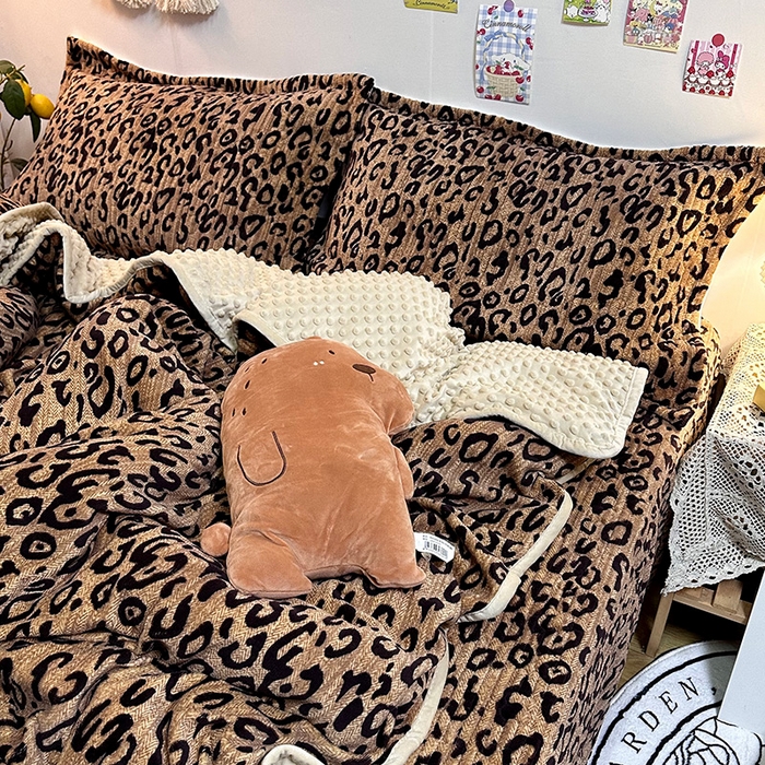 91家纺网 家纺一手货源 找家纺 慕晨 2024新款高克重A类牛奶绒印花豆豆绒夹棉单床盖三件被套四件套 小豹纹