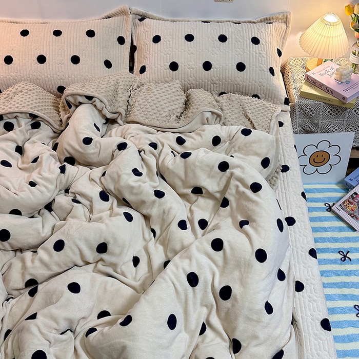 91家纺网 家纺一手货源 找家纺 慕晨 2024新款高克重A类牛奶绒印花豆豆绒夹棉单床盖三件被套四件套 奶茶波点