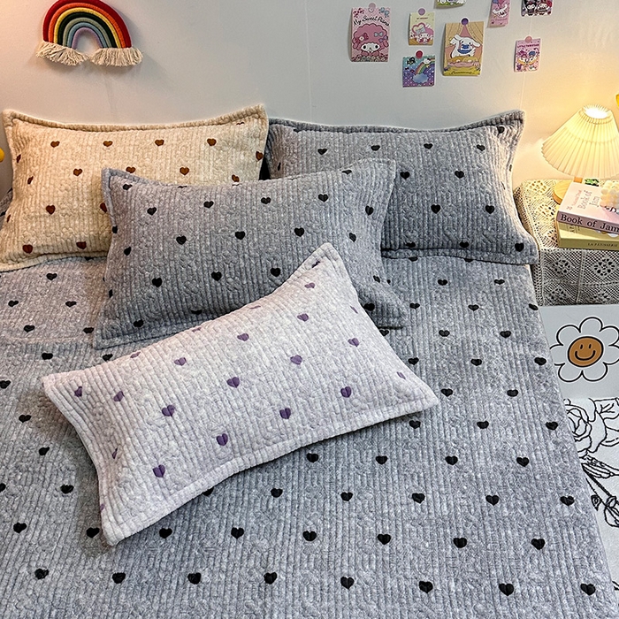 91家纺网 家纺一手货源 找家纺 慕晨 2024新款高克重A类牛奶绒印花豆豆绒夹棉单床盖三件被套四件套 灰色爱心